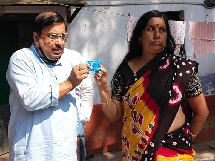 তিনি জানান প্রত্যেকেই বয়সজনিত কারণে নানা অসুখে ভুগছেন। আর তাই এই কার্ড পাওয়ার পর চিকিৎসায় সুবিধা হবে। যদিও এনিয়ে কটাক্ষ করতে ছাড়েনি বিরোধী শিবির। বিজেপির ব্যারাকপুর সাংগঠনিক জেলার সভাপতি রবীন ভট্টাচার্য বলেন, নির্বাচনের আগে এটা চমক ছাড়া আর কিছুই নয়।