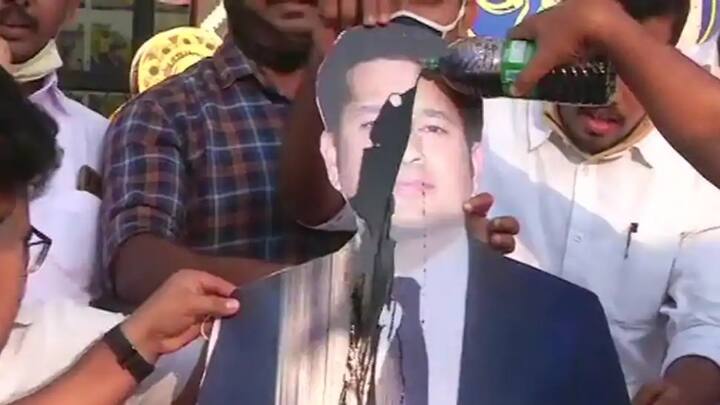 সচিনের ট্যুইটের পর নেটিজেনরা ক্ষোভ উগড়ে দেন। অনেক জায়গায় বিক্ষোভ দেখানো হয়। সচিনের ছবিতে মাখানো হয় কালি। সব ছবি ট্যুইটার থেকে নেওয়া।