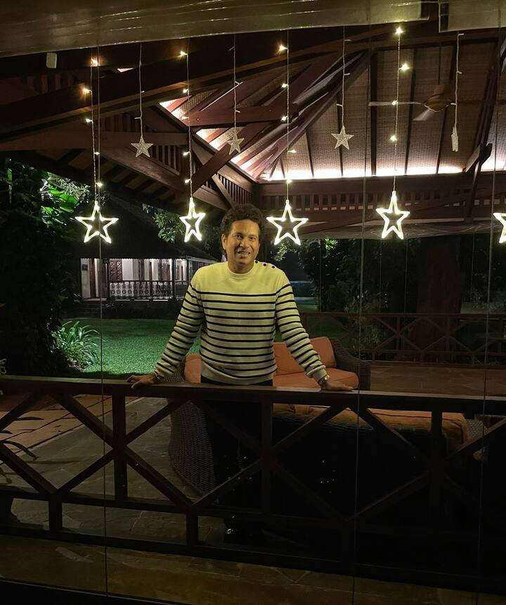 মঙ্গলবার ‘ঐক্যবদ্ধ ভারত’ নিয়ে ট্যুইট করেছিলেন সচিন তেন্ডুলকর। তার পর থেকেই সমালোচনার শিকার তিনি। কৃষক আন্দোলন সমর্থন করে রিহানা, গ্রেটা থুনবার্গদের ট্যুইটের জবাবে কেন্দ্রীয় সরকারের বিদেশ মন্ত্রক থেকে বিবৃতি দেওয়া হয়। বলা হয়, ভারতের অভ্যন্তরীণ বিষয়ে মন্তব্য করতে পারবে ভারতীয়রাই। কারণ নিজেদের ভালো দেশের মানুষই বোঝেন। এ ব্যাপারে বিদেশিদের প্রোপাগান্ডা মূলক উস্কানি বরদাস্ত করা হবে না। এর পরেই বিদেশ মন্ত্রকের জারি করা ওই ট্যুইট তুলে সেলেবরা সোশ্যাল মিডিয়ায় পোস্ট করতে থাকেন। তাতে সামিল হন সচিনও।