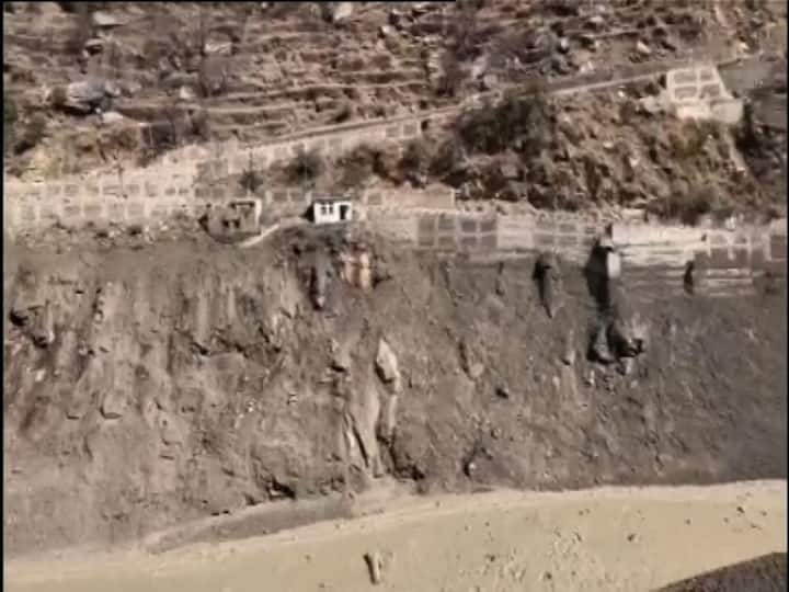 প্রথমে তুষারধস এসে আছড়ে পড়ে নির্মীয়মাণ ঋষিগঙ্গা ও তপোবন জলবিদ্যুৎ প্রকল্পের ওপর! বাঁধ ক্ষতিগ্রস্ত হয়ে হু-হু করে বেরতে থাকে জল।  হঠাৎ জলস্তর বেড়ে ভয়ঙ্কর চেহারা নেয় ধৌলিগঙ্গা। ভেসে যায় একের পর এক গ্রাম। 