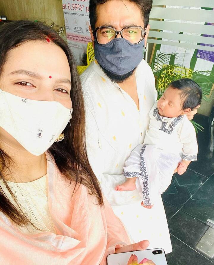 রাজ জানালেন, সারাদিন অনেক কথা বলি। ও হয়ত কিছুই বোঝে না। কিন্তু মুখে যে আওয়াজ করে তাতেই মনে হয় অনেক কিছু বুঝতে পারছে।