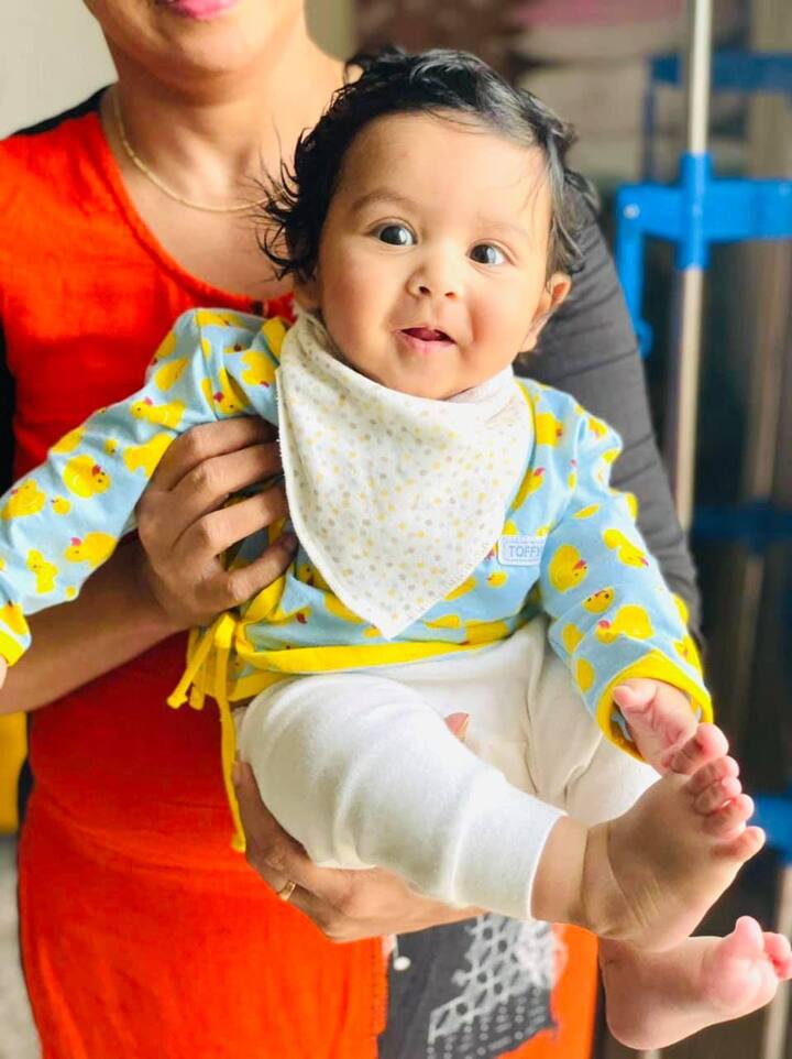 শ্যুটিং থেকে বাড়ি ফেরার তাড়া বেড়েছে পরিচালকের বাবার। কারণ শ্যুটিং শেষে বাড়ি ফিরে দেখতে পাবেন ছেলেকে।