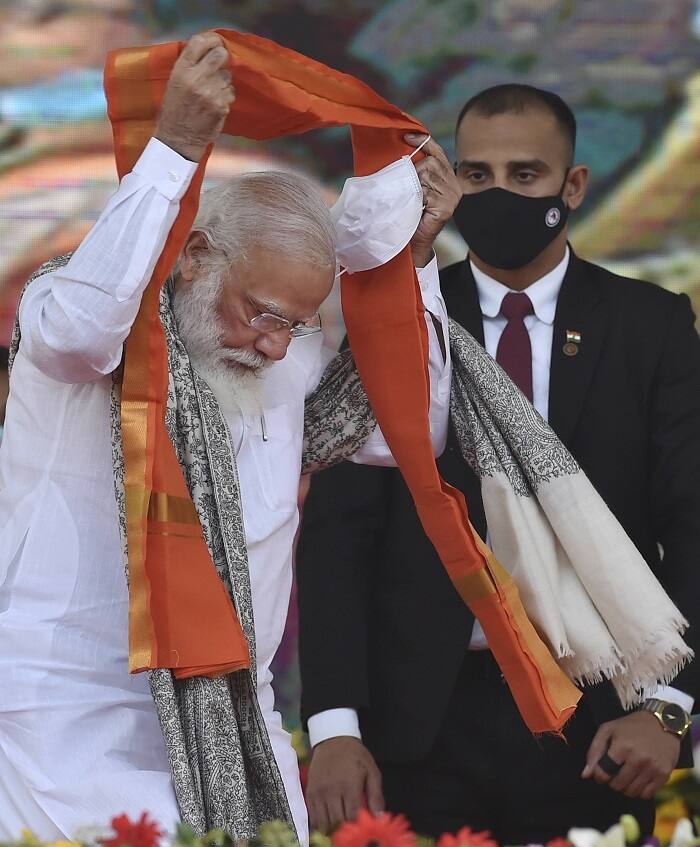 হলদিয়ায় বিজেপির সভা থেকে তৃণমূল কংগ্রেসকে আক্রমণ করলেন নরেন্দ্র মোদি। তাঁর নিশানায় ছিল বাম-কংগ্রেসও। পাশাপাশি উত্তরাখণ্ডে ভয়াবহ প্রাকৃতিক দুর্যোগের ঘটনা নিয়ে উদ্বেগ প্রকাশও করেছেন তিনি। 