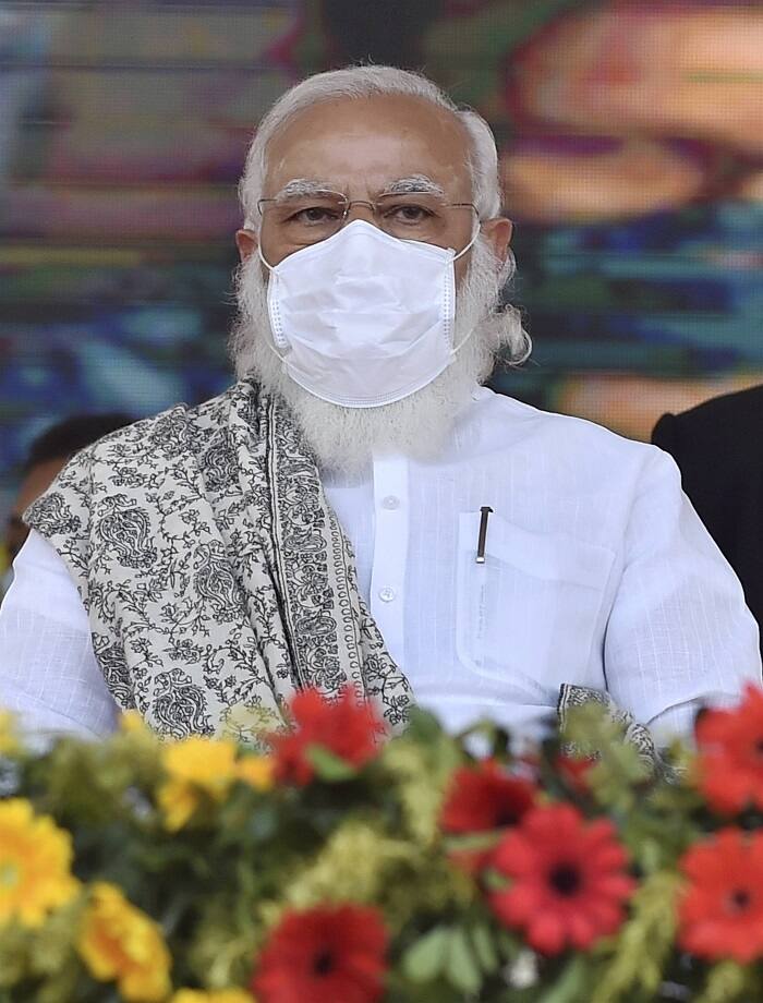 এই সভায় বক্তব্যের শুরুতেই মোদি বলেন, ‘উত্তরাখণ্ডে উদ্ধারকাজ শুরু হয়েছে। সবাইকে নিরাপদ জায়গায় নিয়ে যাওয়া হচ্ছে। মানুষের দুর্ভোগ কমাতে সরকার সব চেষ্টা করছে। দুর্গতদের জন্য আমি, বাংলা তথা সারা দেশ প্রার্থনা করছে।’ 