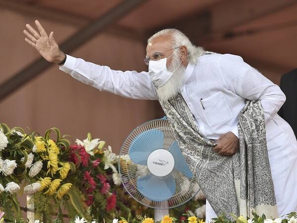 এরপর মোদি বলেন,  ‘বাংলায় সড়ক যোগাযোগে বৈপ্লবিক পরিবর্তন আসছে। কেন্দ্রীয় প্রকল্পে চা বাগানের শ্রমিকদের অনেক উন্নতি হবে।’