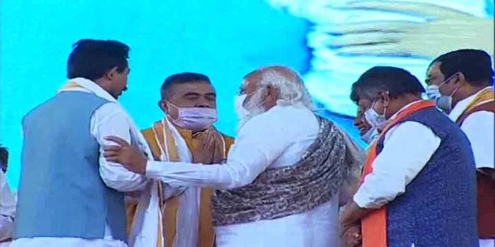 একযোগে বাম-কংগ্রেস-তৃণমূলকে আক্রমণ করে মোদি বলেন,  ‘এক সময় শিক্ষাক্ষেত্রে বাংলা দিশা দেখাত। কেন বাংলায় উন্নয়নের সেই গতিধারা ধাক্কা খেল? উন্নয়নের সেই ধারা বজায় থাকলে বাংলার ছবি বদলে যেত। আমি জানতে চাই কেন বাংলা এতটা পিছিয়ে পড়ল? বাংলার মানুষ তাই এখন পরিবর্তন চাইছেন।’