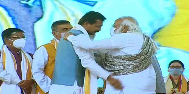 মোদি আরও বলেন,  ‘বাংলার দুরাবস্থার কারণ এখানকার সরকার। কংগ্রেসের আমলে দুর্নীতি ছিল। বামেদের আমলেও উন্নয়ন থমকে ছিল। মমতার পরিবর্তনের সওয়ালে ভরসা করেছিলেন অনেকে। কিন্তু মমতার শাসনের দশ বছরে শুধুই নির্মমতা। বাংলায় পরিবর্তন নয়, বাম শাসনের পুনরুজ্জীবন হয়েছে। বাংলায় শুধু অপরাধ, হিংসার পুনরুজ্জীবন হয়েছে।’