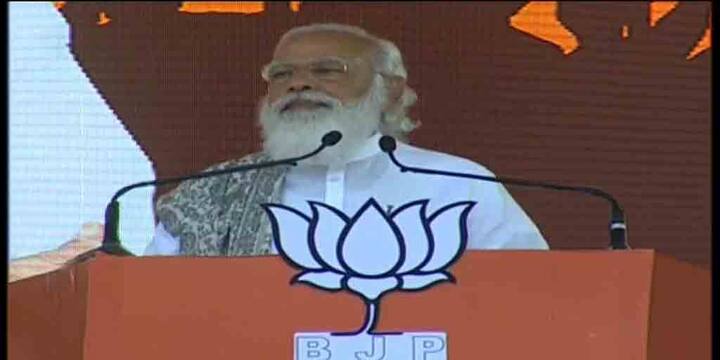 মমতা বন্দ্যোপাধ্যায়কে সরাসরি আক্রমণ করে মোদি বলেন,  ‘দিদিকে উন্নয়ন নিয়ে প্রশ্ন করলে রেগে যান। ভারত মাতার স্লোগান শুনলেও রেগে যান মমতা। দেশের বিরুদ্ধে ষড়যন্ত্র চলছে, অথচ দিদি চুপ কেন? দেশ সব ধরনের ষড়যন্ত্রের কড়া জবাব দেবে।’