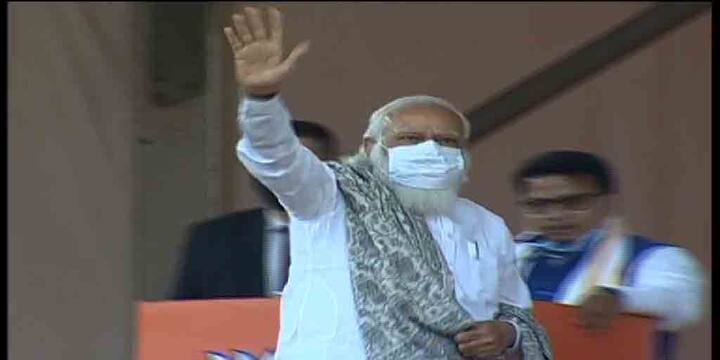 তৃণমূলকে আক্রমণ করে মোদি আরও বলেন, ‘তৃণমূল পরপর অনেক ফাউল করেছে। বিরোধীদের আক্রমণ, টাকা লুঠ, বাংলায় মানুষ সব দেখছে। খুব দ্রুত বাংলা তৃণমূলকে রামকার্ড দেখাবে। পিসি-ভাইপোকে উৎখাত করতে বাংলার মানুষ মনস্থির করেছে।’