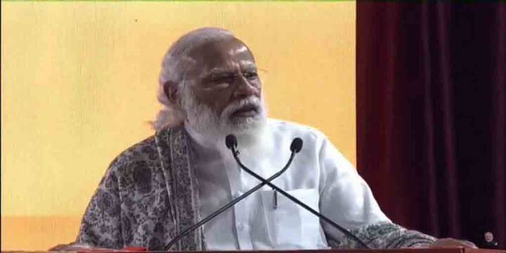 মোদি আরও বলেন, আয়ুষ্মান ভারত যোজনার আওতায় পুরো দেশের হাসপাতালগুলিতে ৫ লাখ টাকায় বিনামূল্যে চিকিৎসা পান, কিন্তু বাংলা বঞ্চিত, যেসব বাঙালিরা কাজের জন্য বাইরে আছেন তাঁরাও উপকৃত হবেন।