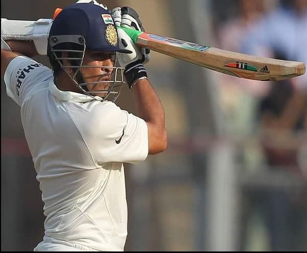 বিশ্বের সর্বকনিষ্ঠ ক্রিকেটার হিসাবে একশো টেস্ট খেলেছিলেন সচিন তেন্ডুলকর। কেরিয়ারের একশোতম টেস্টে ওভালে ইংল্যান্ডের বিরুদ্ধে সচিন একটাই ইনিংসে ব্যাট করার সুযোগ পেয়েছিলেন। করেছিলেন ৫৪ রান। ম্যাচটি ড্র হয়।