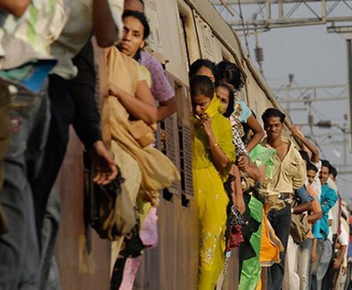 Talk Back System To Be Introduced In Central Railways Local Trains Soon मध्य रेल्वेच्या महिला डब्यातही लवकरच टॉकबॅक बटण