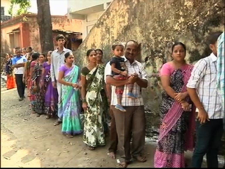 'Sakhi Polling Center' for more women participation in polling आता मतदान केंद्रांवर महिलाराज, संपूर्ण मतदान केंद्र महिलांच्या ताब्यात