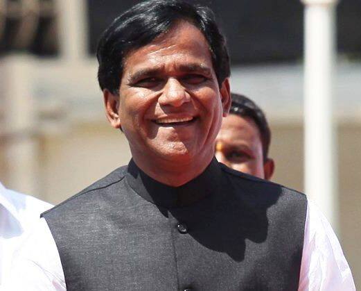 भाजपमध्ये प्रदेशाध्यक्ष रावसाहेब दानवे यांचं मंत्रिपद रिक्त आहे. त्यांच्या जागी वर्णी लावताना मराठा चेहऱ्यालाच संधी मिळणार का? 