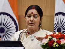 ट्विटरवर बदलीची मागणी करणाऱ्याला स्वराज यांनी झापलं