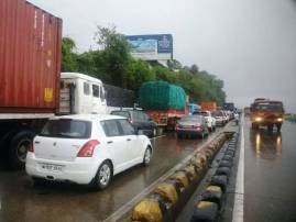 Heavy Traffic On Mumbai Pune Expressway Due To Long Weekend सलगच्या सुटट्यांमुळे मुंबई-पुणे एक्स्प्रेस वेवर वाहतूक कोंडी