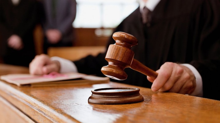   Dindoshi court security breach दिंडोशी न्यायालयात न्यायाधीशांवर भिरकावली लोखंडी सळी, आरोपी ताब्यात