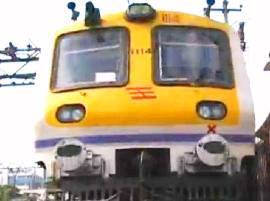 पावसामुळं  तिन्ही मार्गावरच्या रेल्वे वाहतूक उशिरानं