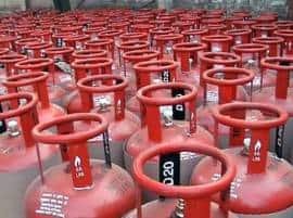 Non Subsidised Lpg Cylinder Prices Hiked By Rs 18 पेट्रोल-डिझेलनंतर विनाअनुदानित गॅस सिलेंडरच्या दरातही वाढ