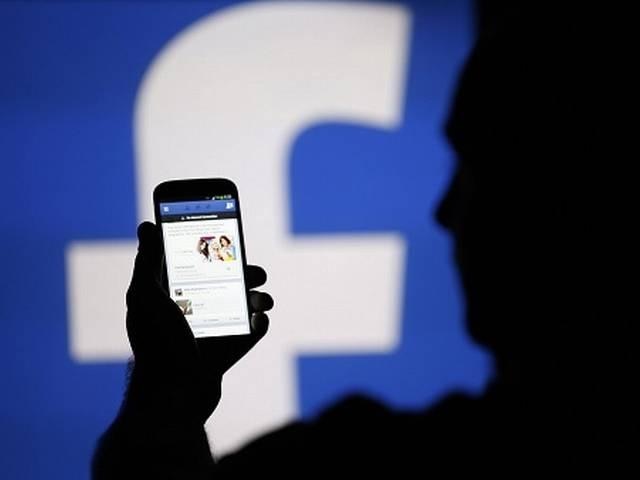Facebook To Hire 3000 To Review Videos Of Crime And Suicide Objectionable Posts Latest News Update फेसबुकवर 'त्या' पोस्ट टाकताय... सावधान!
