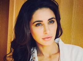 क्रेडिट कार्डच्या माध्यमातून अभिनेत्री नर्गिस फाक्रीची लूट