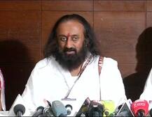 श्री श्री रविशंकर हे नौटंकीबाज : महंत नरेंद्र गिरी