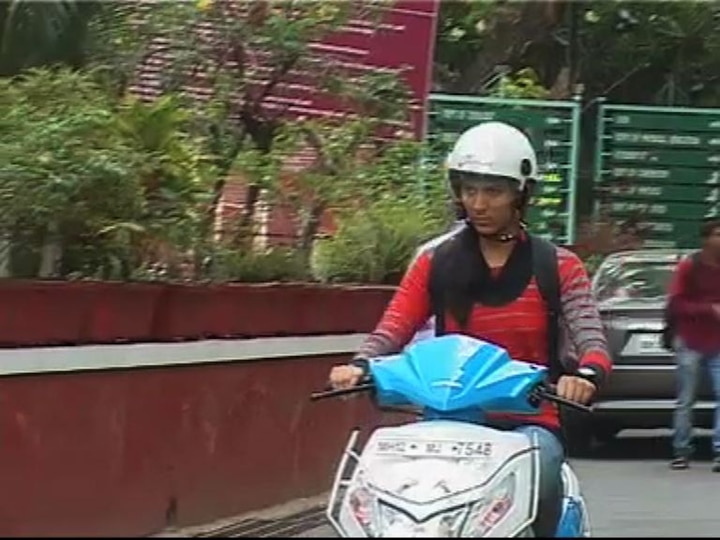 Compulsory two Helmet with every new two-wheeler दुचाकीसोबत हेल्मेट देणं बंधनकारक, कायद्याच्या अंमलबजावणीचे औरंगाबाद माहिती आयुक्तांचे निर्देश