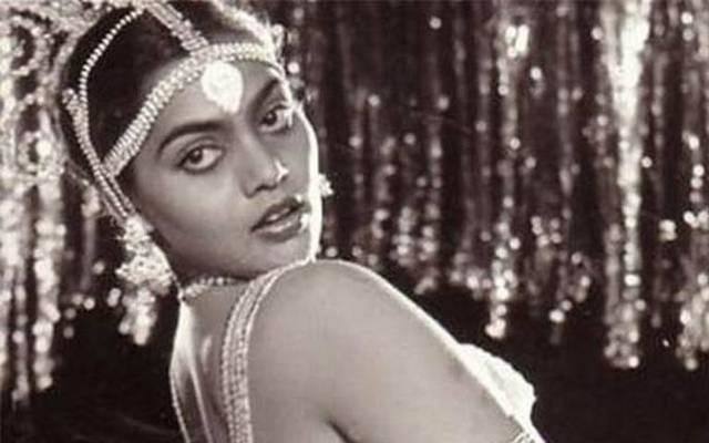 सिल्क स्मिता: दाक्षिणात्य सिनेमातील प्रसिद्ध आणि बोल्ड अभिनेत्री सिल्क स्मितानं 23 सप्टेंबर 1996 रोजी चेन्नईतील राहत्या घरी मृतावस्थेत सापडली होती. तिने पंख्याला गळफास लावून आत्महत्या केली होती. बॉलिवूडमध्ये विद्या बालनने 'द डर्टी पिक्चर' सिनेमात सिल्कची भूमिका साकारली होती.