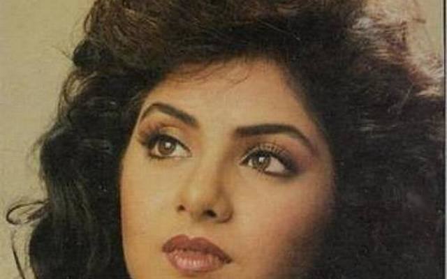 दिव्या भारती: 90च्या दशकातील एक अशी अभिनेत्री जिनं संपूर्ण तरुणाईच्या हृदयावर अधिराज्य गाजवलं होतं. होय... अभिनेत्री दिव्या भारती... वयाच्या अवघ्या 19व्या वर्षी तिनं प्रचंड यश संपादन केलं होतं. यावेळी दिव्या नंबर एकची अभिनेत्री होती. मात्र, एवढ्या कमी वयात तिच्या मृत्युच्या बातमीनं सगळेच हैराण झाले होते. दिव्याचा मृत्यू 5 एप्रिल 1993 झाला होता.