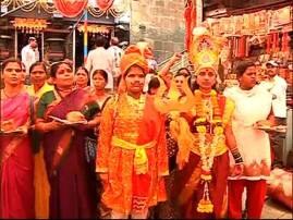 Kolhapur Mahalaxmi Temple Row Women Campaigners Stopped At Mahalaxmi Temple आता अंबाबाई मंदिराच्या गाभारा प्रवेशासाठी महिला आक्रमक