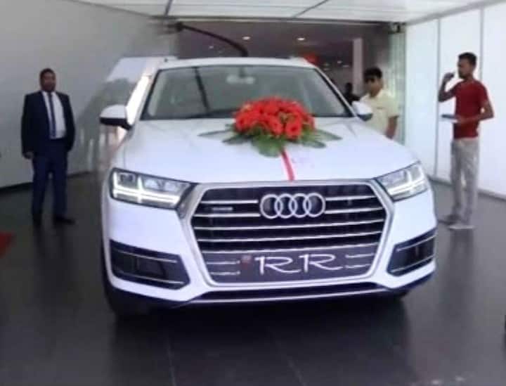 रवींद्र जाडेजाला ऑडी कारचा आधीपासूनच शौक आहे. 