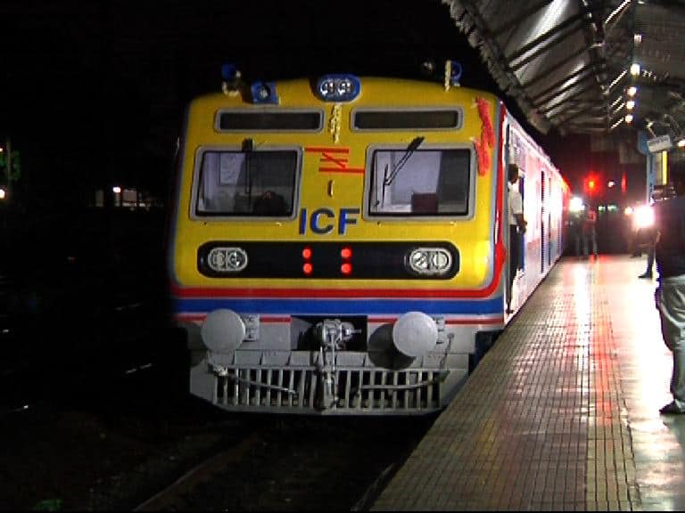 Ac Local Trials In Mumbai Likely To Start Today मुंबईकरांना गारेगार प्रवासाचं स्वप्न, एसी लोकलची चाचणी पुन्हा सुरु