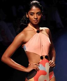 फॅशन शोमध्ये मॉडेल्सच्या अदा...