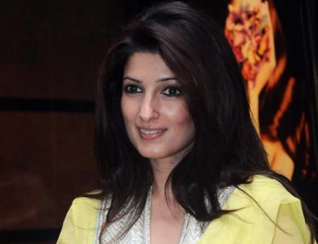 Twinkle Khanna defends husband Akshay Kumar’s controversial ‘bajao’ comment latest update अक्षयकुमारच्या 'बजाओ' कमेंटवर पत्नी ट्विंकल खन्ना म्हणते...