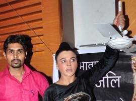 Ban Ceiling Fans To Save Indias Daughters Rakhi Sawant Requests Modi 'मोदीजी सीलिंग फॅन बॅन करा', प्रत्युषाच्या आत्महत्येनंतर राखीची मागणी!