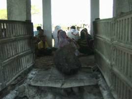 Proest For Water In Nanded पाणी द्या, अन्यथा अंत्यविधीस या, स्मशानात चिता रचून आमरण उपोषण