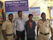 रेल्वे स्थानकावर भरगर्दीत माथेफिरुनं तरुणाला भोसकलं, थरार सीसीटीव्हीत कैद