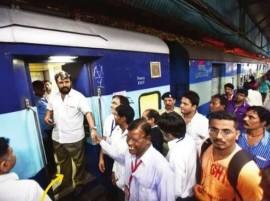 Shivsena Mla Hemant Patil Holds Train For 56 Minutes Because He Got A Side Berth साईड बर्थ मिळाल्याने शिवसेना आमदाराचा गोंधळ, तासभर रेल्वे रोखली