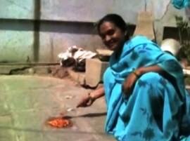 Watch Woman Makes Omlette On Ground As Heat Wave Intensifies In Telangana उन्हाचा कहर, रस्त्यावर फोडलेल्या अंड्याचं ऑम्लेट बनलं !