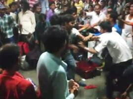Mumbai Fight Between Passengers At Lokmanya Tilak Terminus मुंबईत रांगेच्या वादातून प्रवाशांमध्ये तुफान हाणामारी
