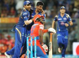 गुजरात लायन ड्वेन ब्राव्होला सामनाधिकाऱ्यांची तंबी Dwayne Bravo Reprimanded For Showing Dissent At The Umpires Decision गुजरात लायन ड्वेन ब्राव्होला सामनाधिकाऱ्यांची तंबी