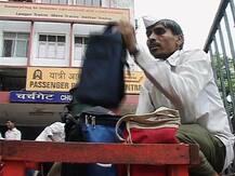 सुरक्षेच्या कारणावरुन डबेवाल्यांना शाळांमध्ये प्रवेशबंदी, तोडगा काढण्याबाबत मुख्यमंत्र्यांचे मुंबई पोलीस आयुक्तांना आदेश