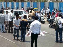 बसच्या धडकेत तरुणीचा मृत्यू, पाऊण तास मृतदेह रस्त्यावरच Pune Pmpml Bus Hits Girl Dead Body On Road For Hour बसच्या धडकेत तरुणीचा मृत्यू, पाऊण तास मृतदेह रस्त्यावरच