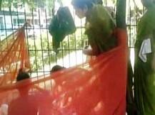 विव्हळणाऱ्या महिलेच्या मदतीला पोलिस, भरदुपारी रस्त्यावर प्रसुती