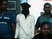 पत्नी आणि मुलीला पाहण्यासाठी त्यानं जेलची भिंत ओलांडली