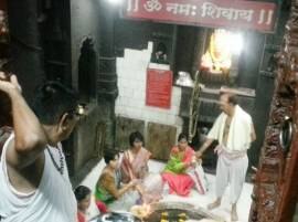 Activist Trupti Desai Offered Prayers At Inner Sanctum Of Trimbakeshwar Temple तृप्ती देसाईंचा त्र्यंबकेश्वराच्या गाभाऱ्यात प्रवेश