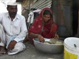 Onion Rates Fallen In Maharashtra Farmers Helpless रक्ताचं पाणी करुन पिकवलेल्या कांद्याला 1.75 रुपये दर