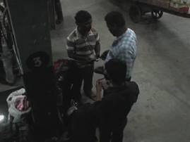 Grp Police Looting Travelers In Ltt Railway Station Caught On Camera मुंबईत चौकशीच्या नावे प्रवाशांना लुटणारे जीआरपी कॅमेरात कैद