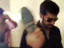 दिग्दर्शक कबीर खान यांना पाक विमानतळावर चप्पल दाखवली