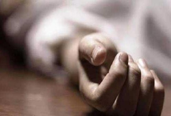 Mumbai man commits suicide after pregnant wife runs away, apologize in video to parents latest update गर्भवती पत्नी सोडून गेल्याने तरुणाची लोकलसमोर आत्महत्या